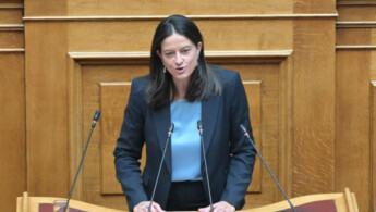 Όρια και δικλείδες ασφαλείας στη χρήση ΤΝ στην εργασία «ζήτησε» η Ν. Κεραμέως